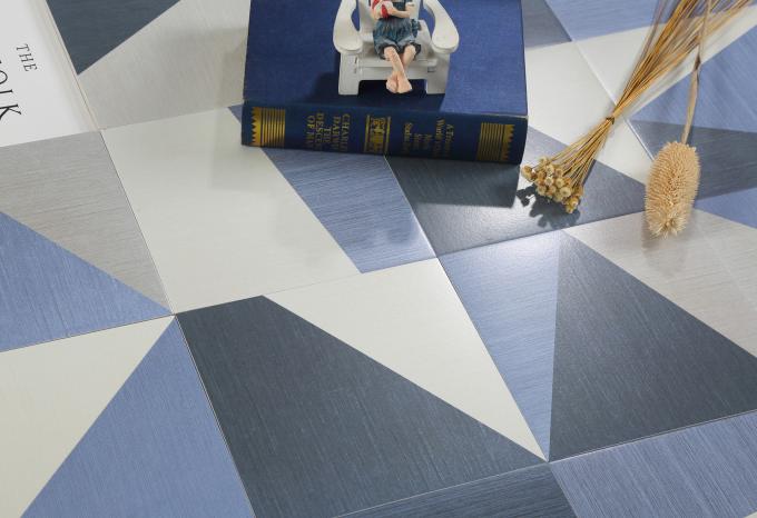 El azul y el blanco esmaltaron la baldosa cerámica para el resbalón los 20x20cm de la suposición del piso de la ducha no